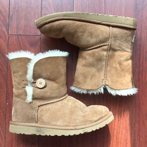 UGG Chestnut Bailey Button Mini Boots ll